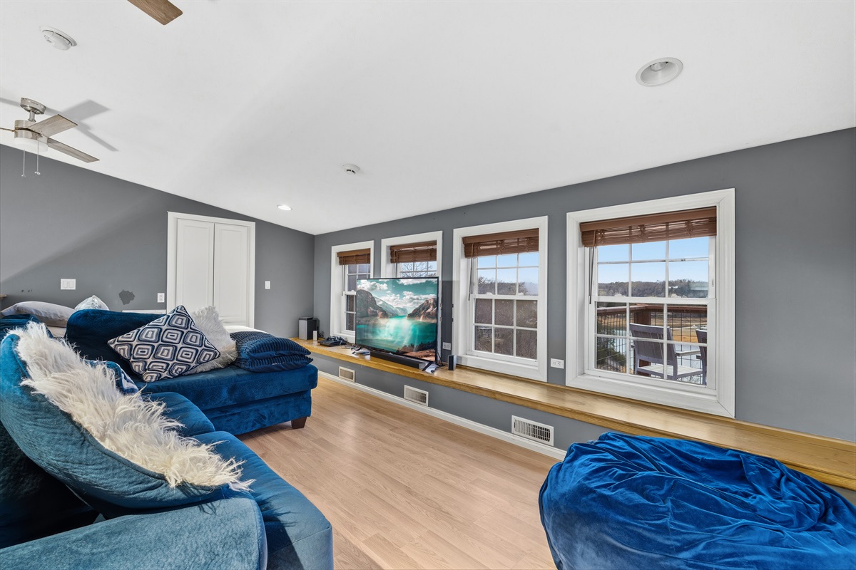 Loft w/ amazing lake views, huge TV, surround sound and cozy couch.
