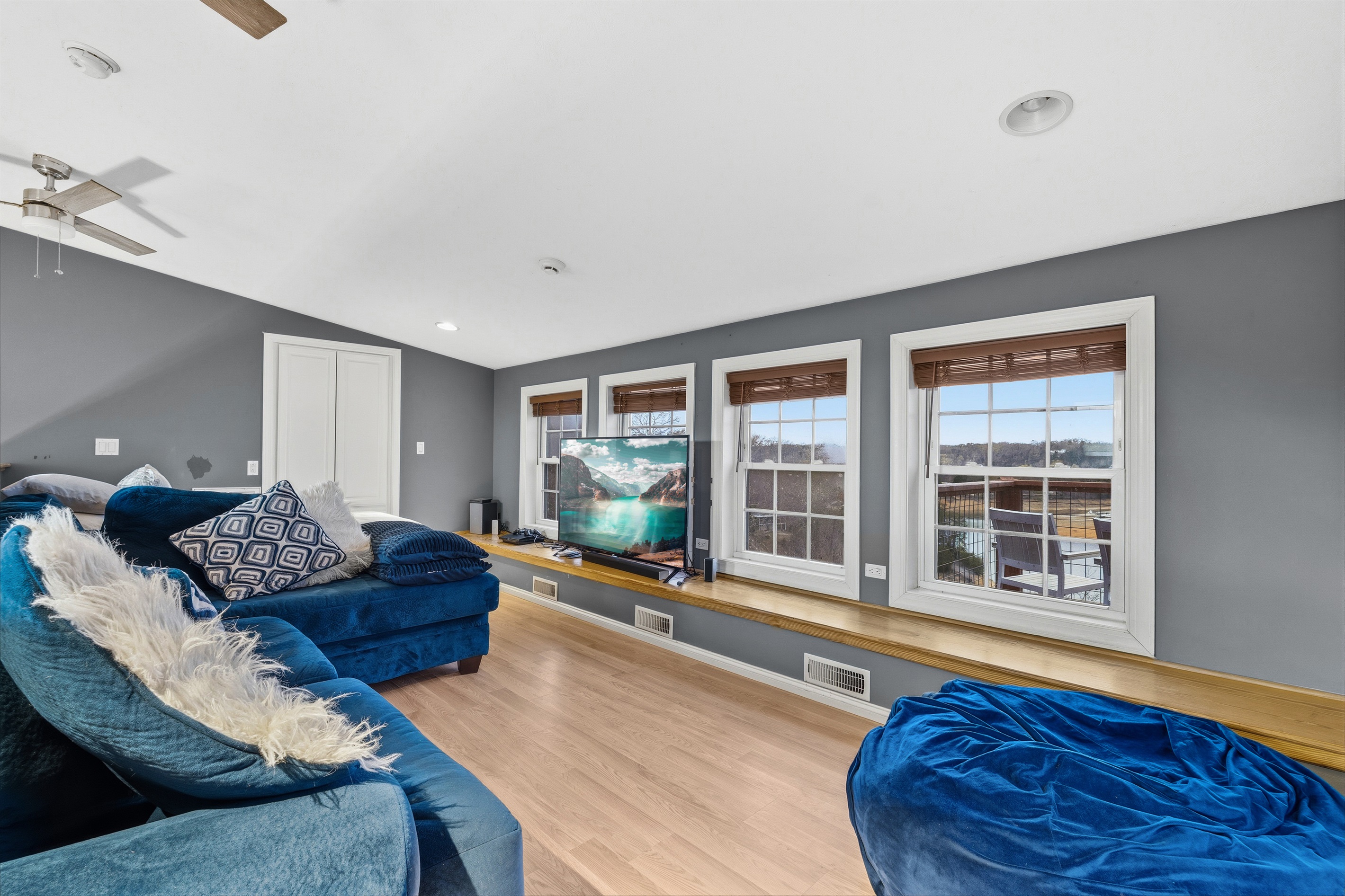 Loft w/ amazing lake views, huge TV, surround sound and cozy couch.