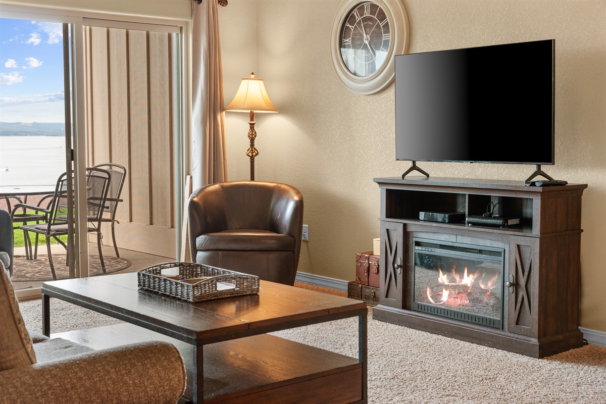 The electric fireplace and TV corner turns evenings in into part of the vacation.