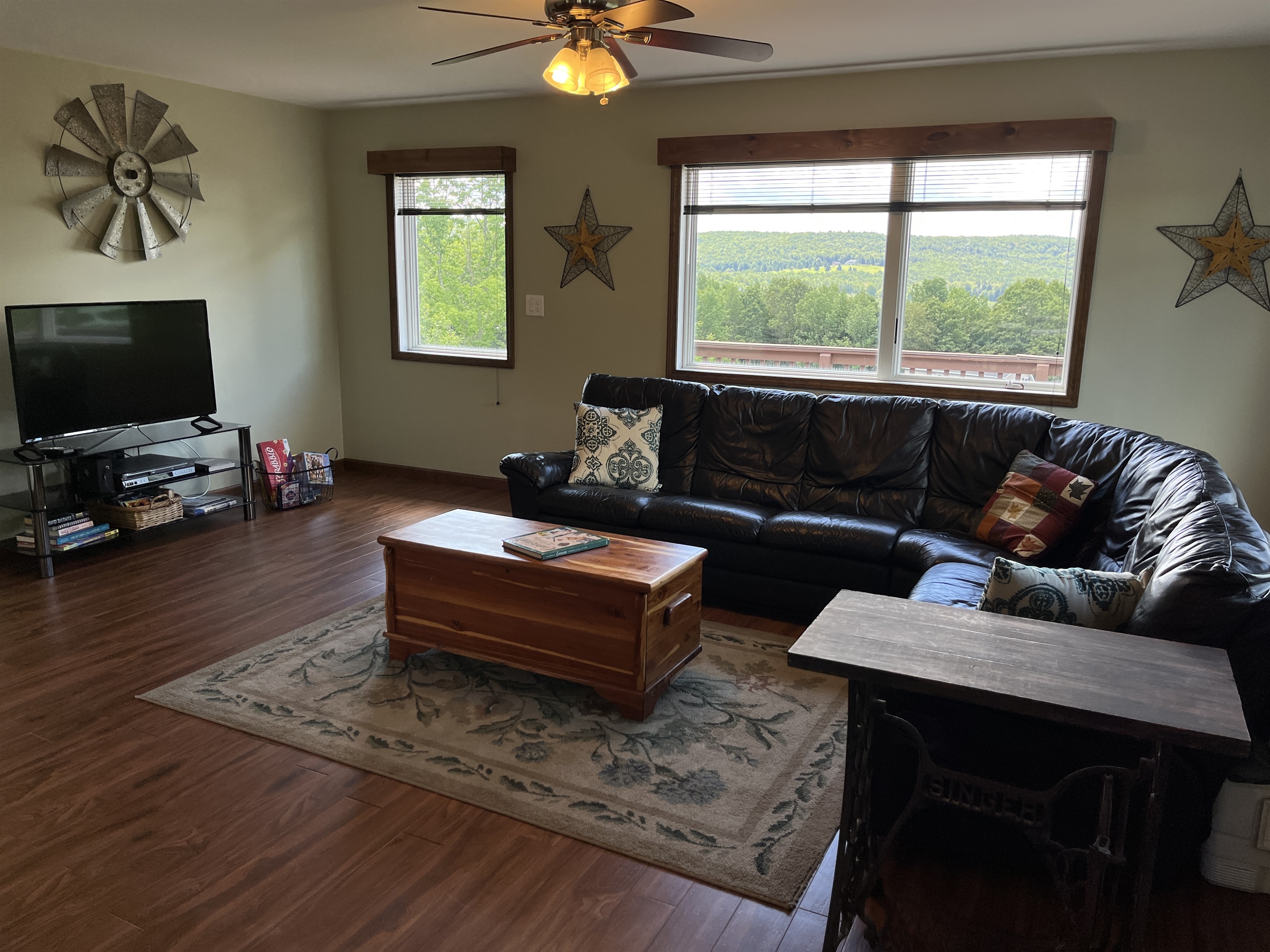 Living room with SmartTv and a view