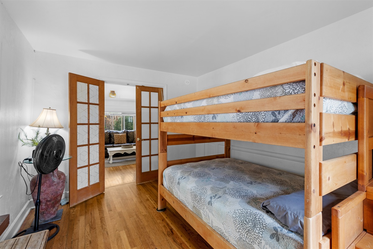 2nd bedroom- Full over Queen