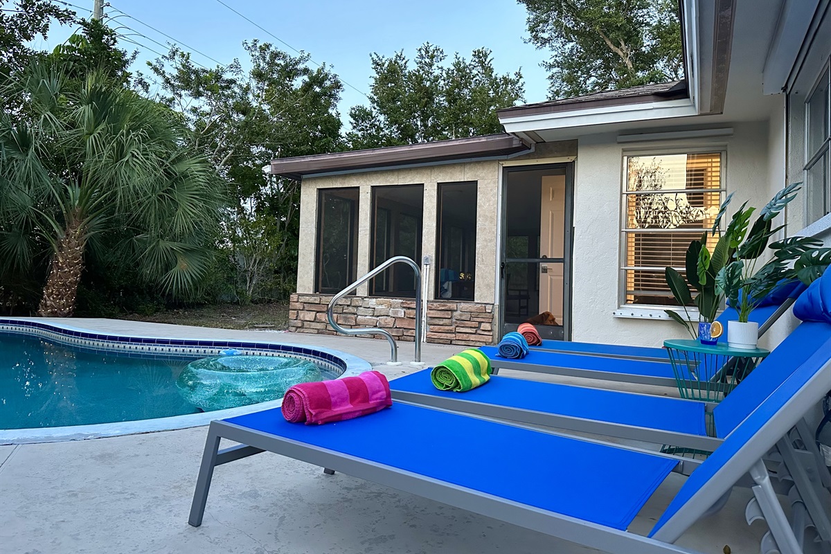 With 8 sets of loungers, choose between sun and shade at all times of day.