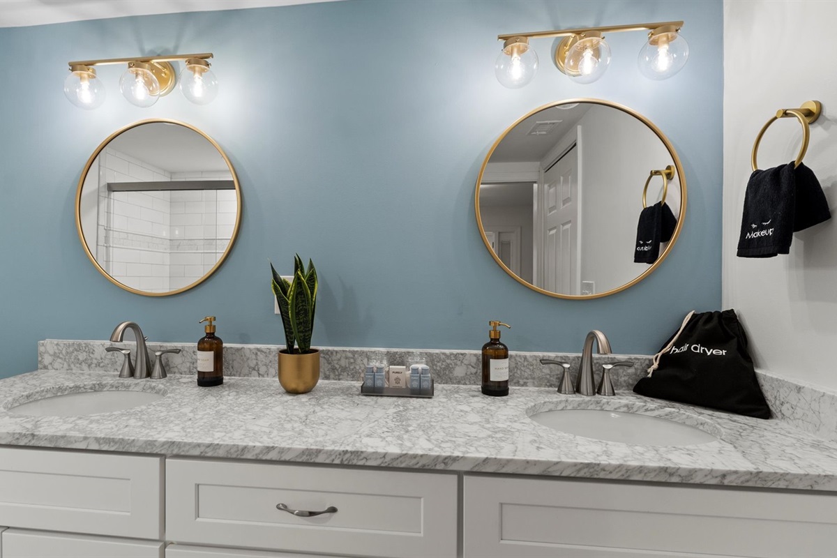 Ensuite Bath — Sparkling clean & stylish
