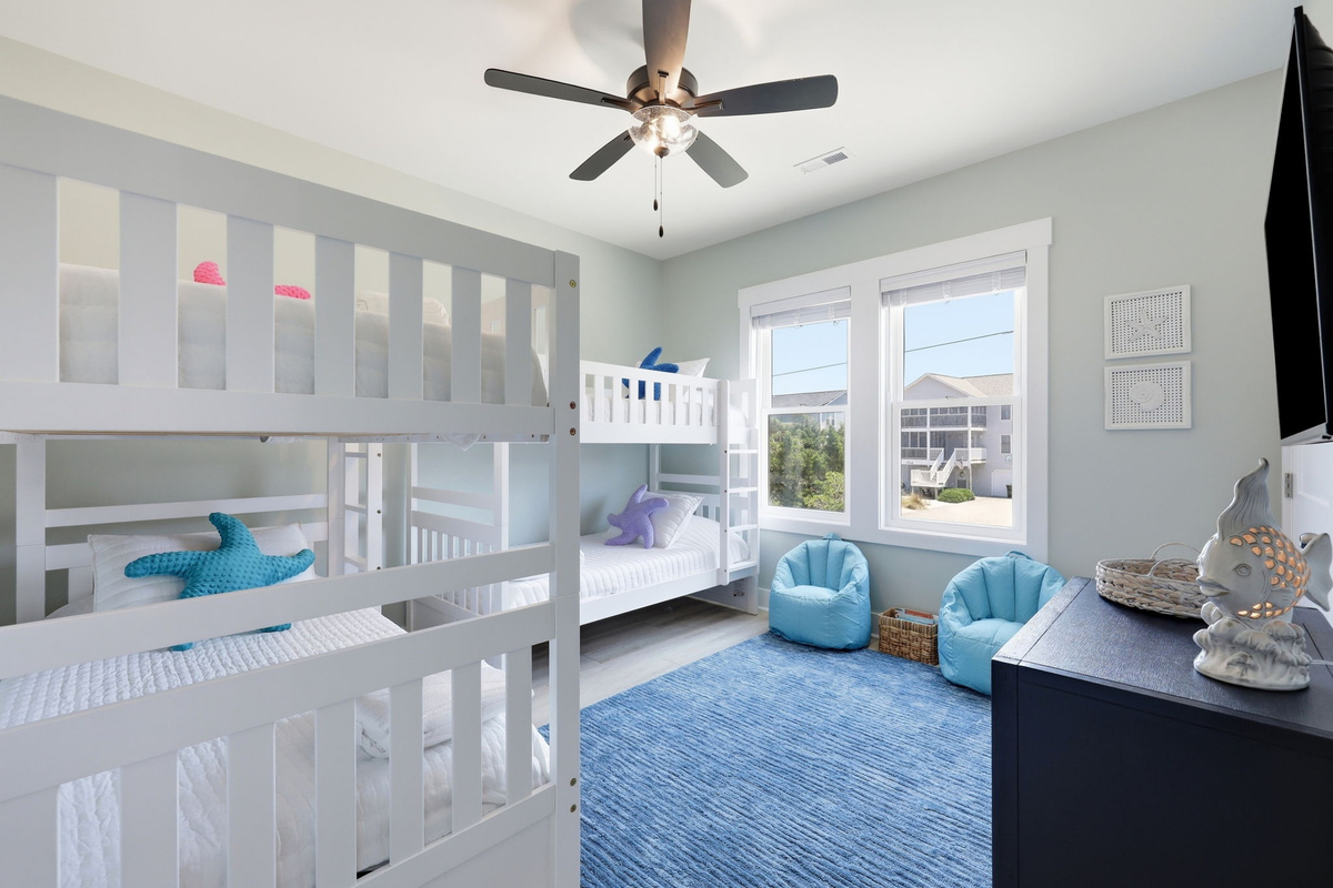 A fun bunk room gives kids and groups a cozy space to relax after beach adventures