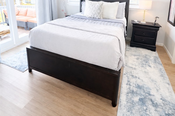 Main bedroom (queen bed) with access to balcony