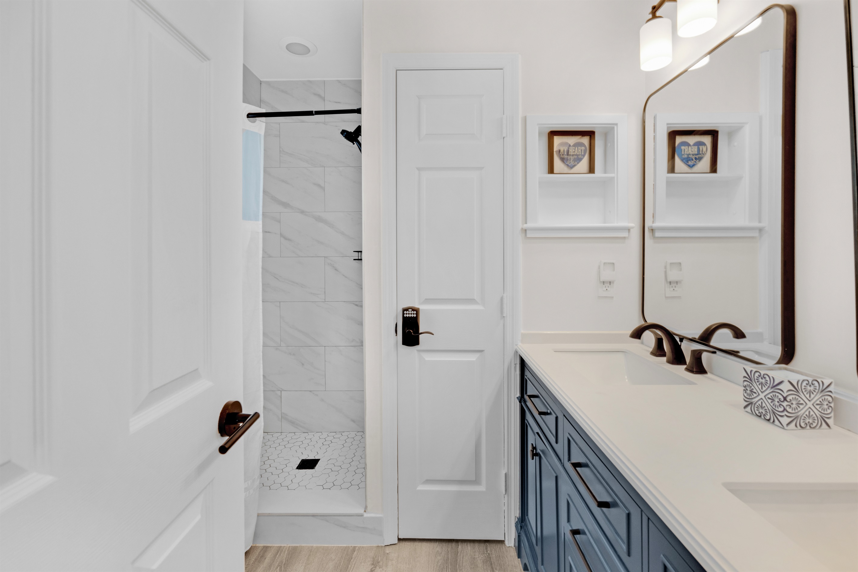Another view of ensuite bathroom