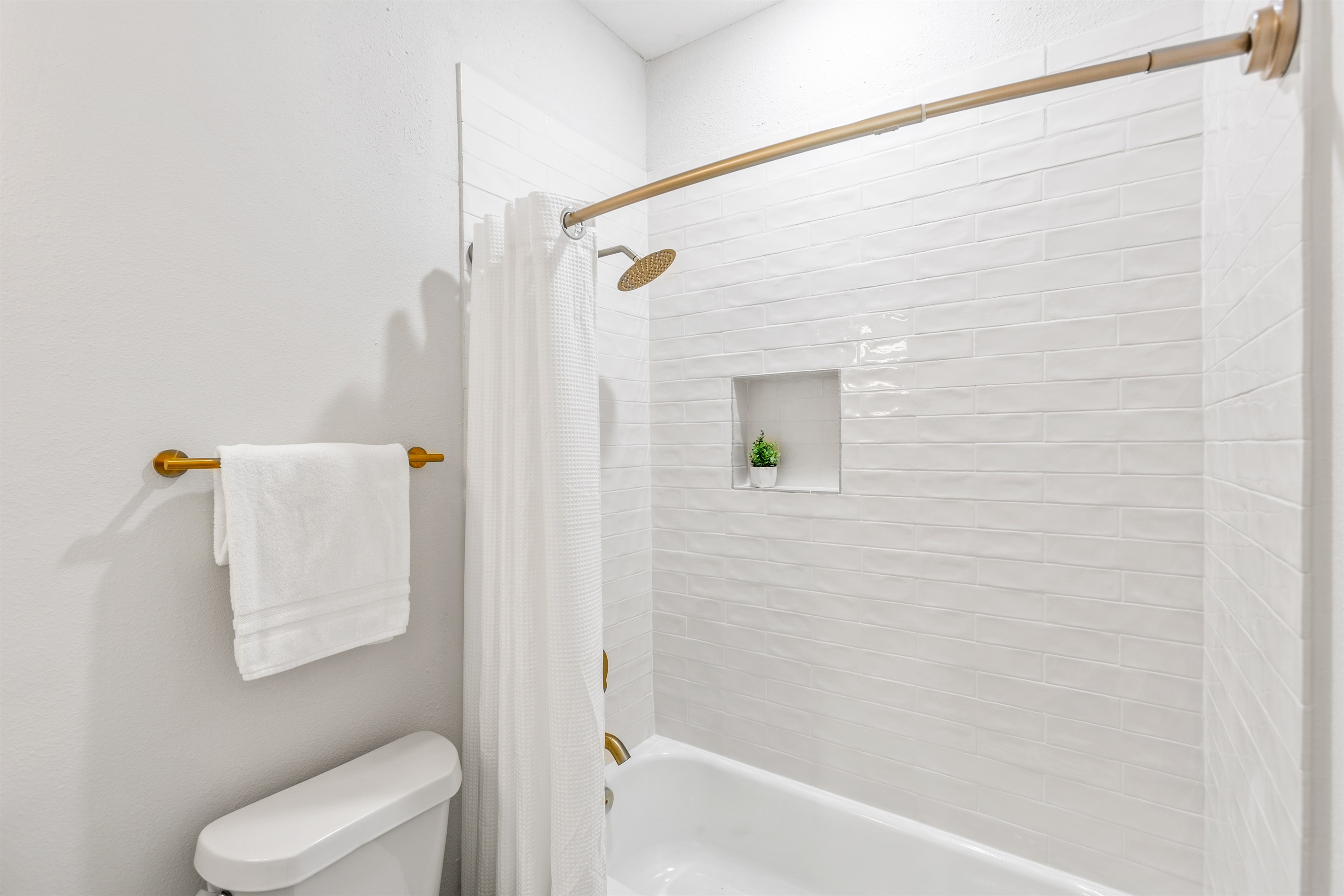 Second bathroom! Relax with a bath.