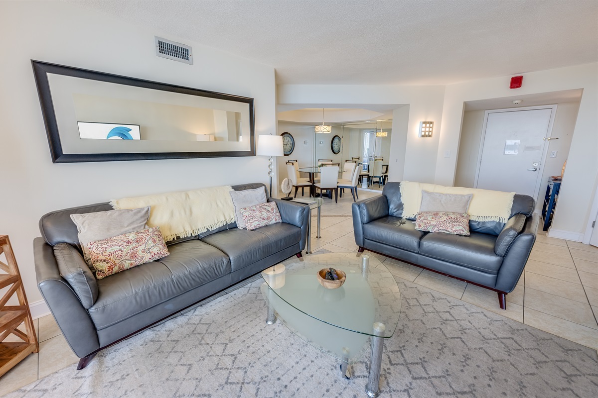 Amazing Living Room with Stunning Views🌊☀️