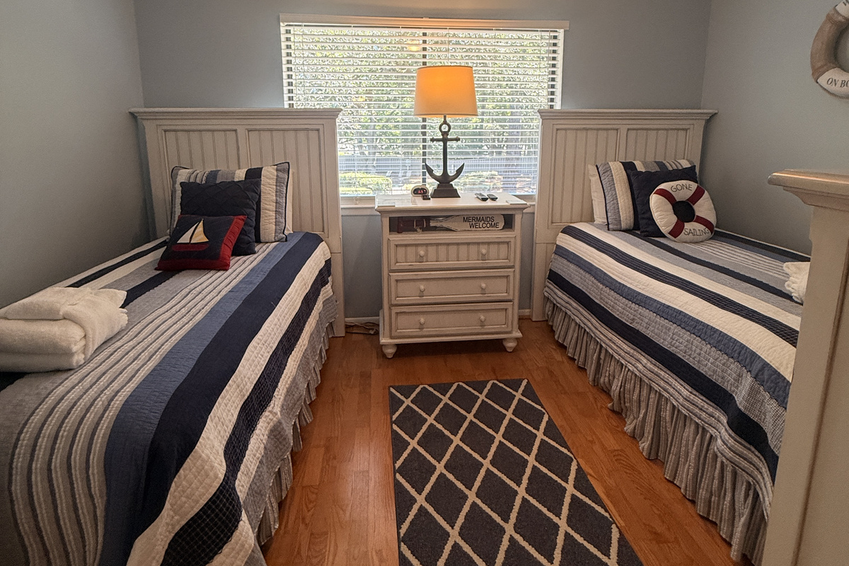 Second bedroom with two twin beds