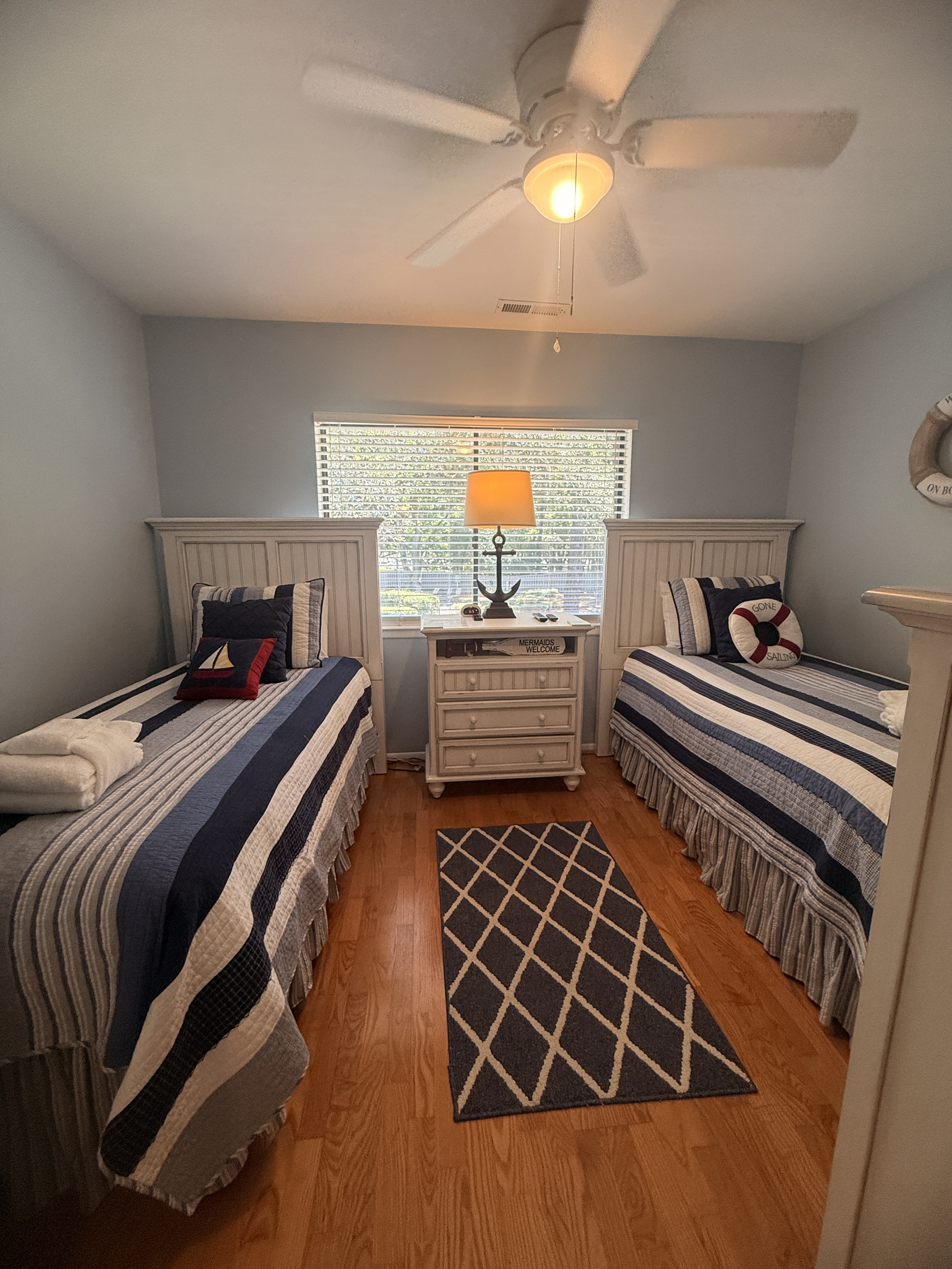 Second bedroom with two twin beds
