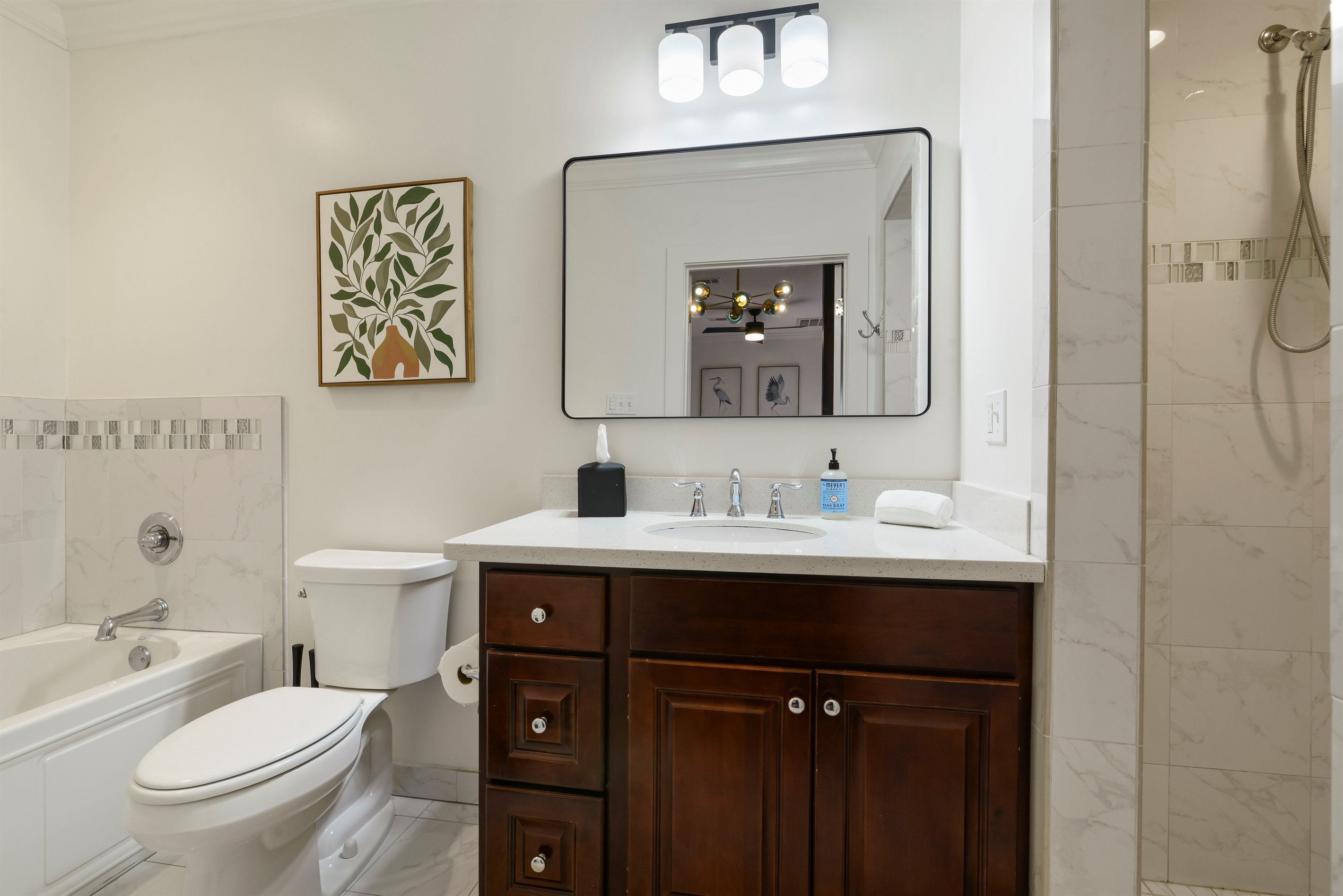 Spacious Full Bathroom of the Shorty Guest House including Walk In Shower and Bathtub