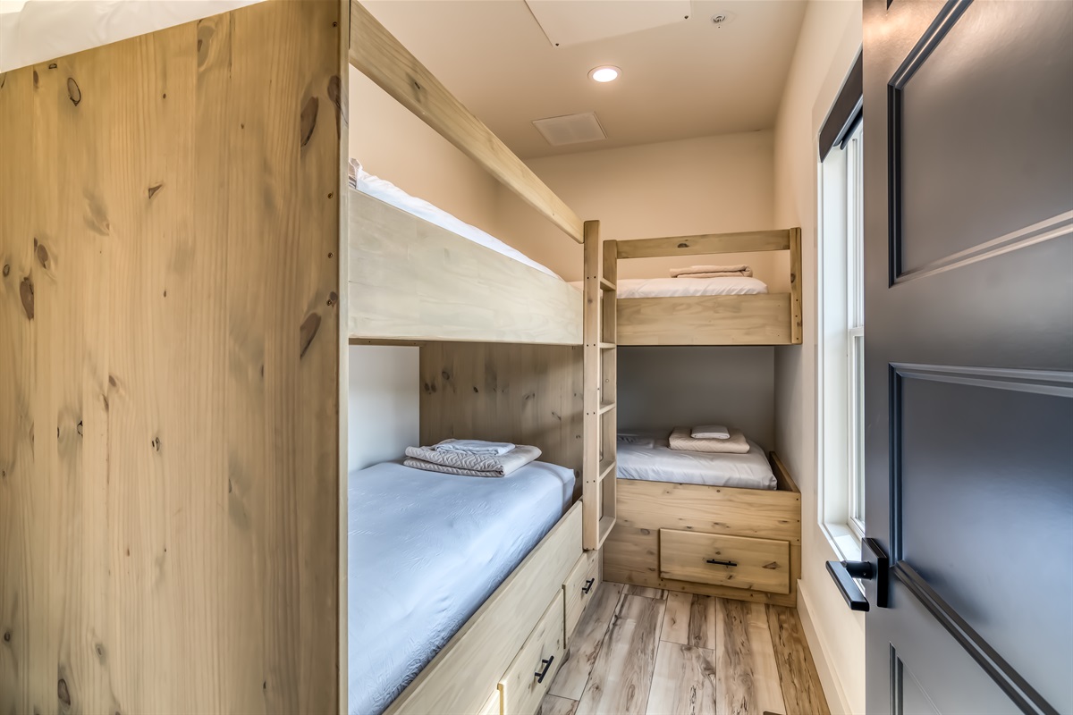 Bunk room sleeps 4 with 2 storage drawers
