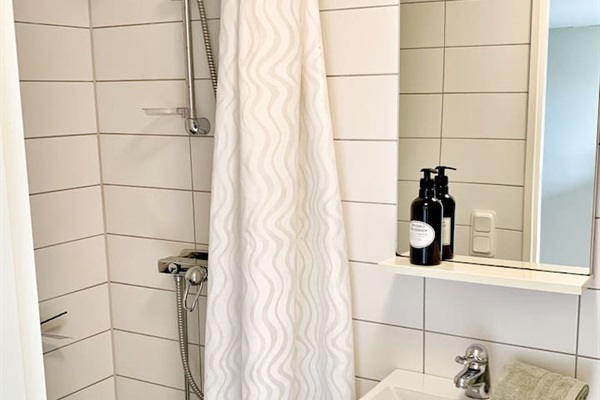 Badrum med dusch och toalett i gäststugan. 