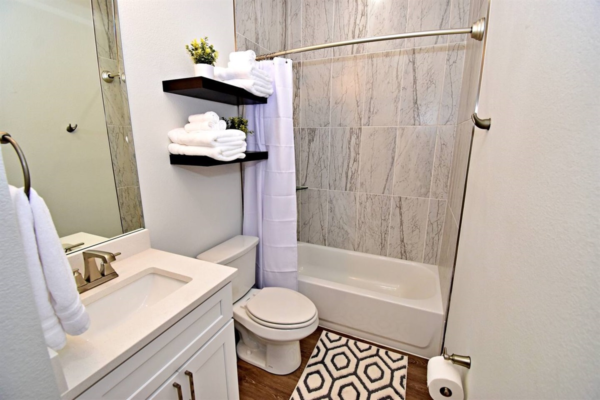 Shared Full Bathroom for Guests with Walk-in Shower (2nd Floor)