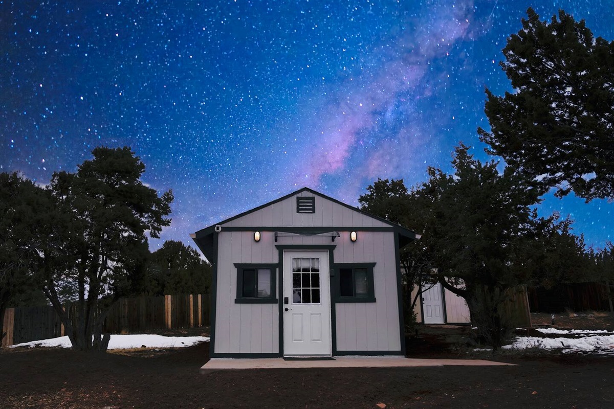 Nestled in nature and beneath a vast open sky, this cozy cabin invites you to stargaze in awe. Feel the cool night air, hear the whisper of the trees, and soak in the magic of a sky dusted with endless stars—a peaceful retreat like no other.✨