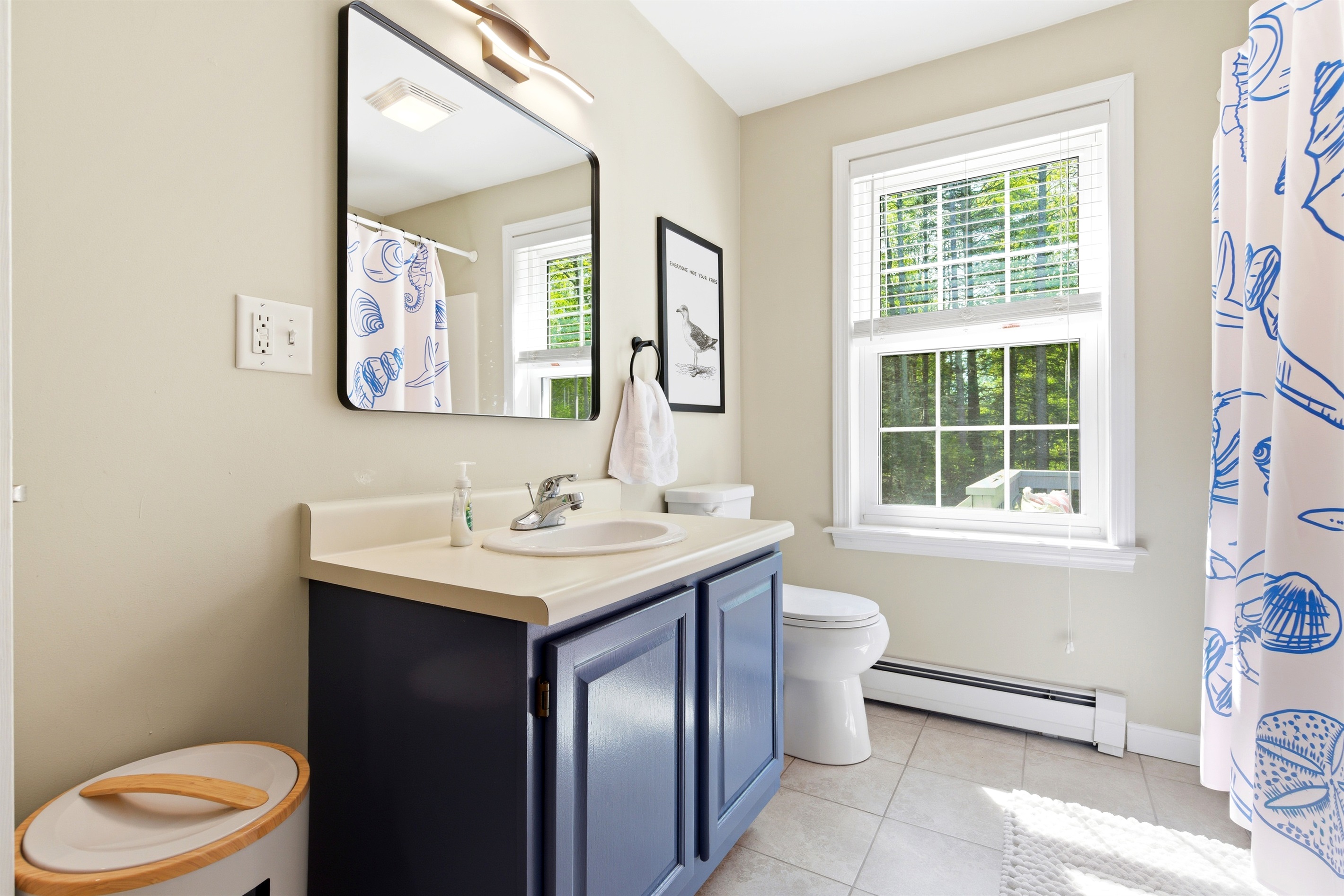 A bright and well-appointed bathroom featuring thoughtful finishes and a calm atmosphere, perfect for a comfortable and refreshing stay.