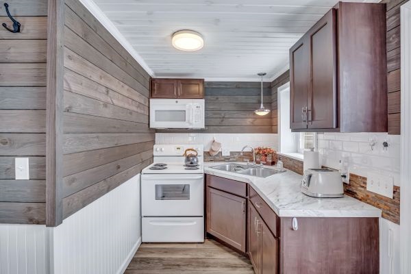 Duet cottage - Hot water kettle, hot mitts, dish soap and basic cleaning supplies are provided