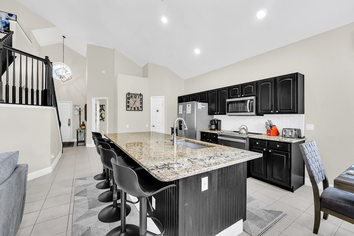 Breakfast Counter With 6 Stools