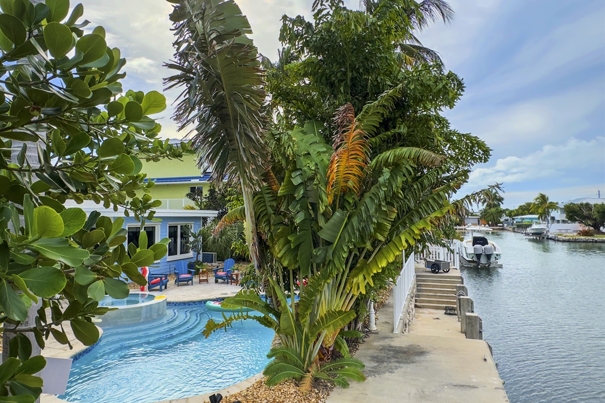 Public water/private water, mere steps away from each other