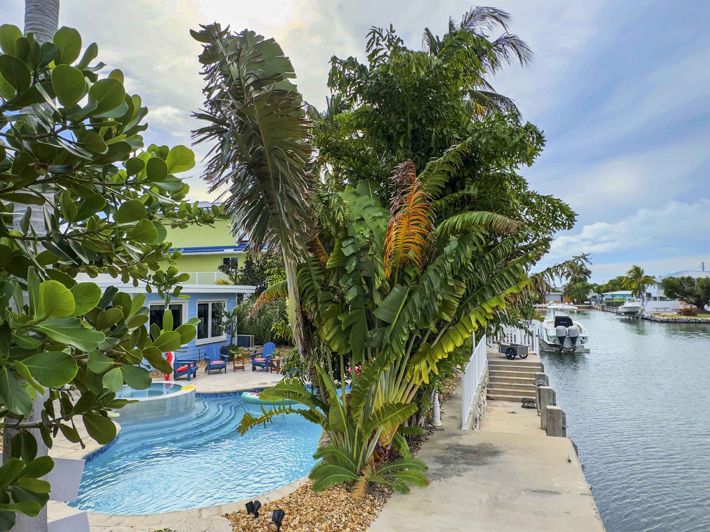 Public water/private water, mere steps away from each other