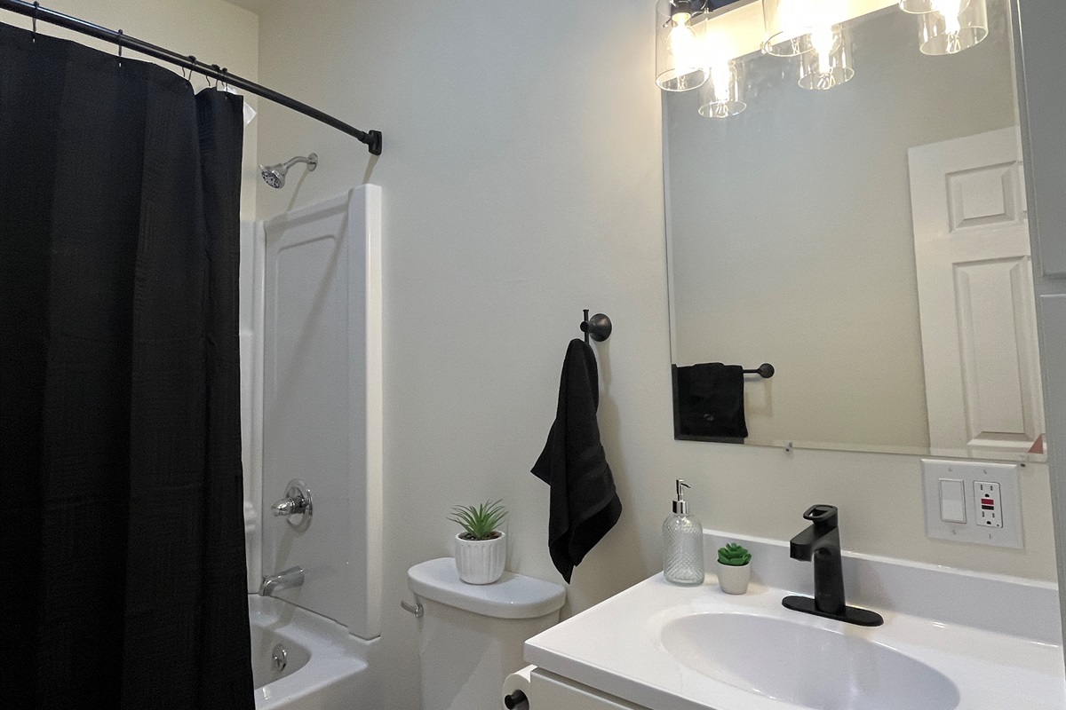 Bathroom with tub/shower