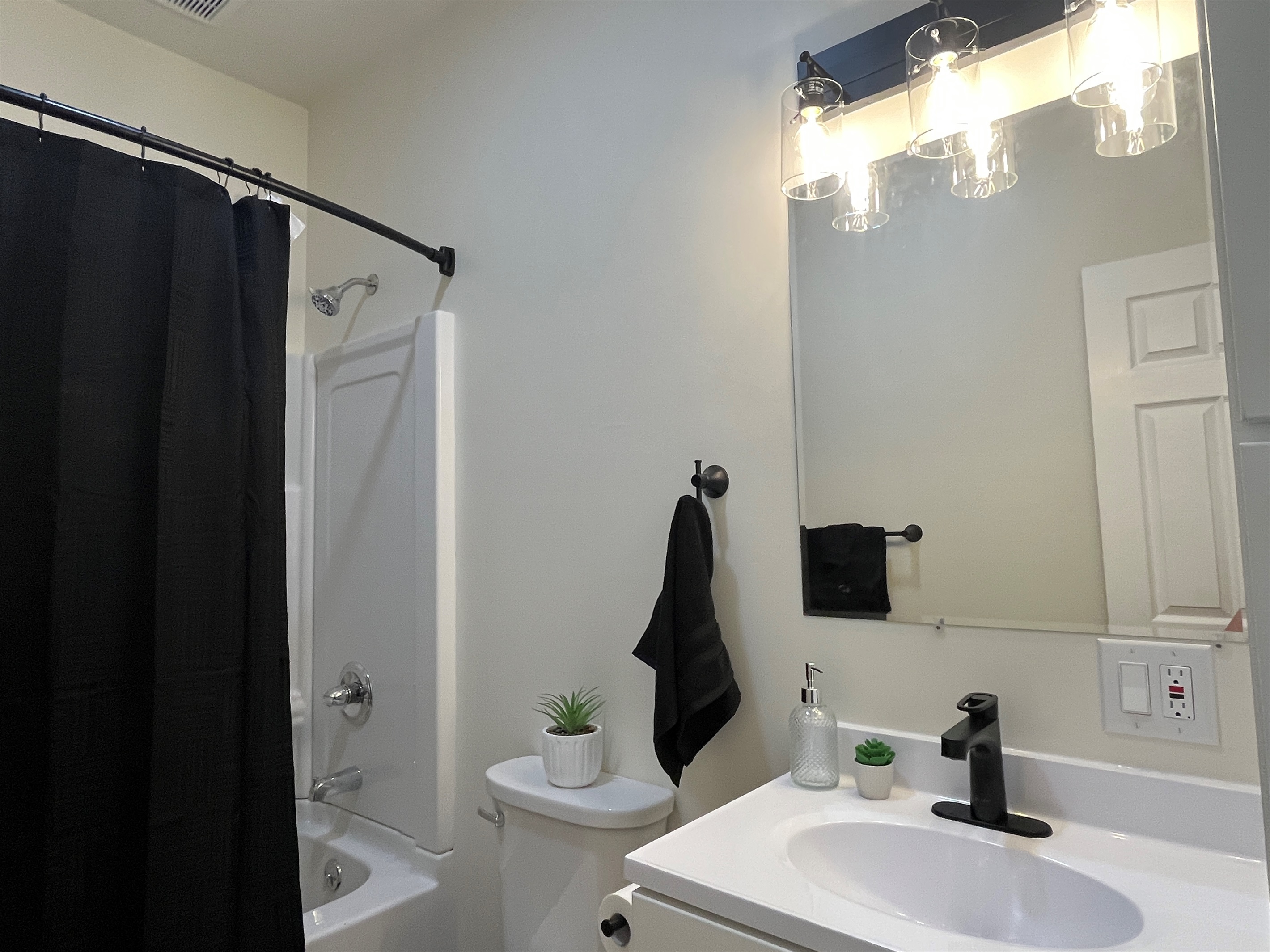Bathroom with tub/shower