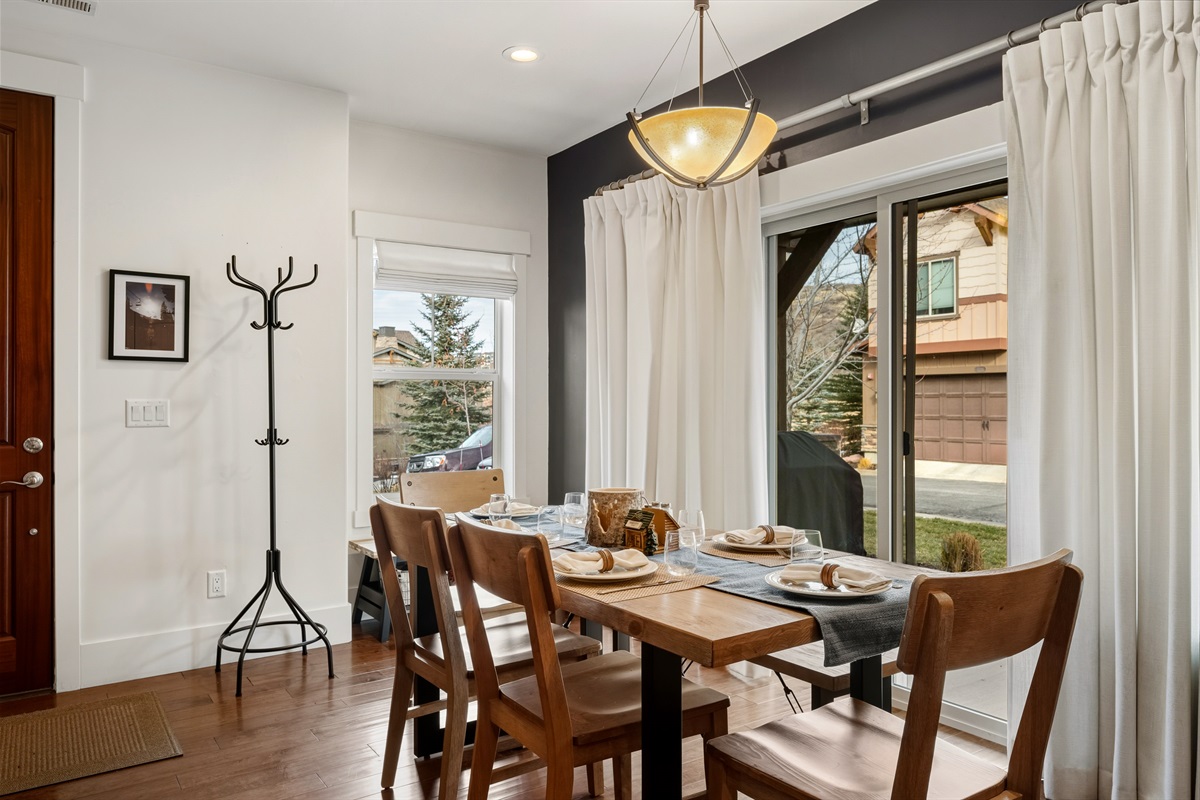 Dining Area with Seating for Six