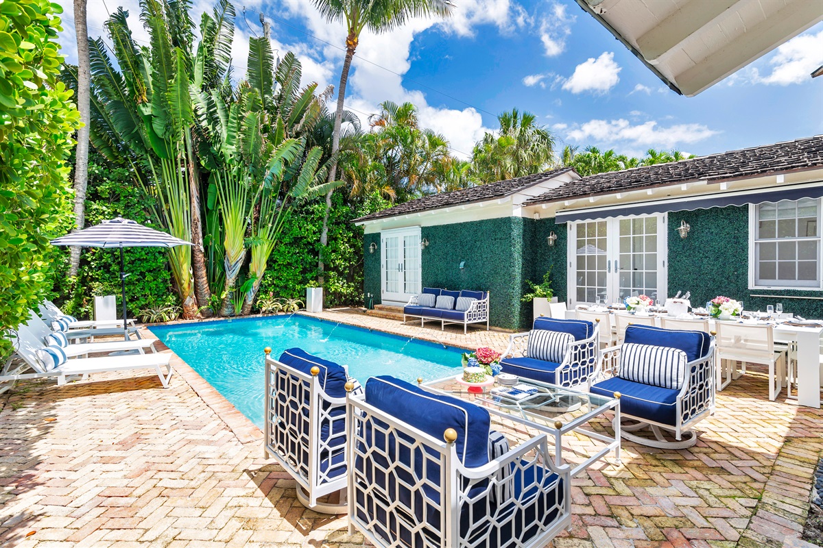 Soak up the sunshine in this picture-perfect backyard oasis 🌴💦 Featuring a heated pool with fountains, designer lounge seating, and al fresco dining under the palms—paradise truly found!
