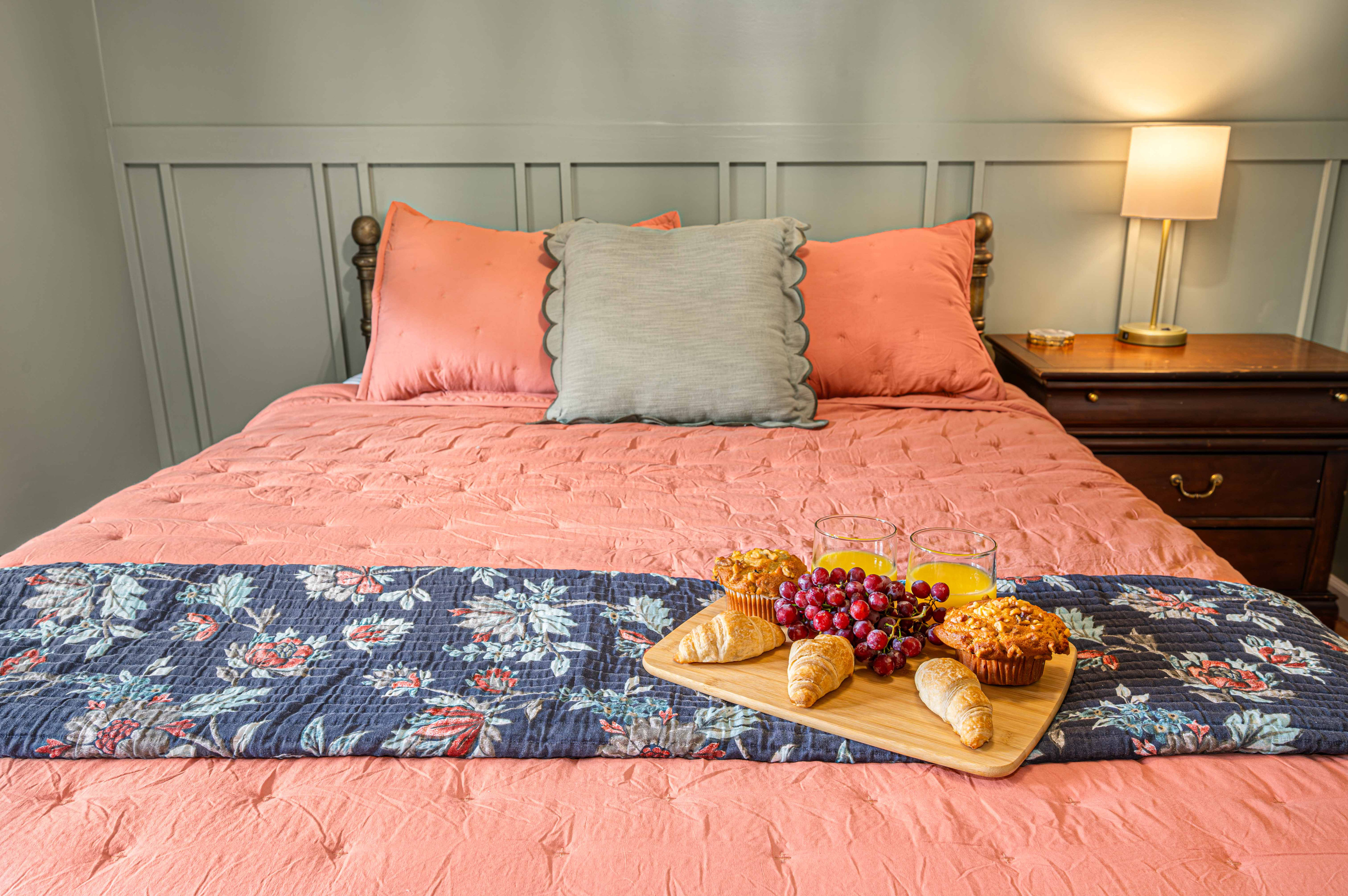 Charming Bedroom: Bright linens and a delightful breakfast await you in this inviting retreat!