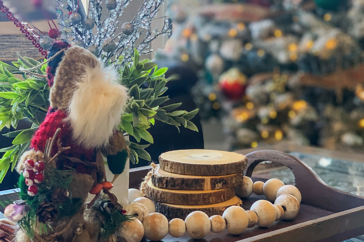 Charming holiday details that make the space feel extra cozy!