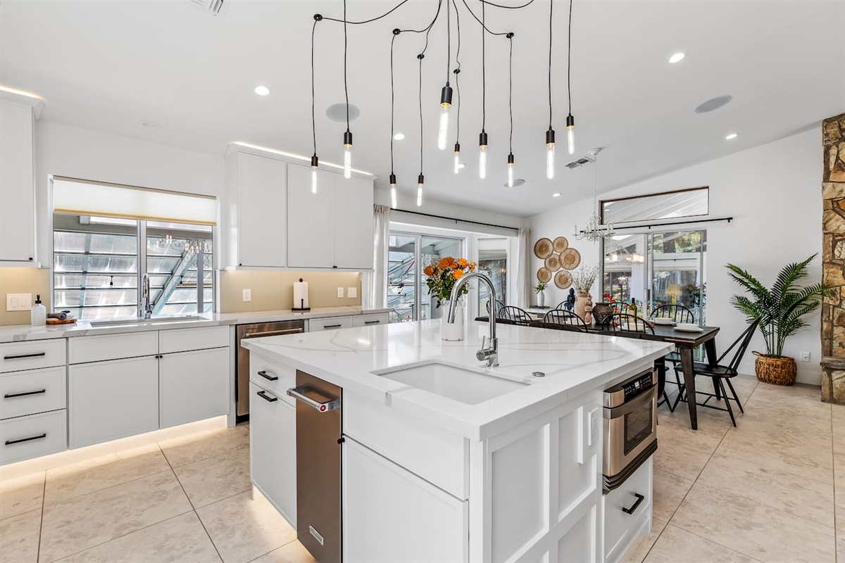 Ice Maker, 2 sinks & Counter space!