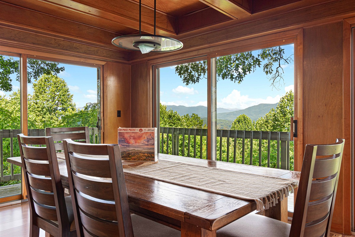 Dining Room: Stunning mountain views from a rustic wooden table—perfect for meals and memories!