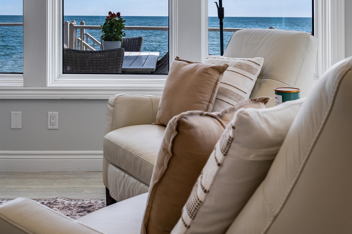 A lounge where daylight lingers.