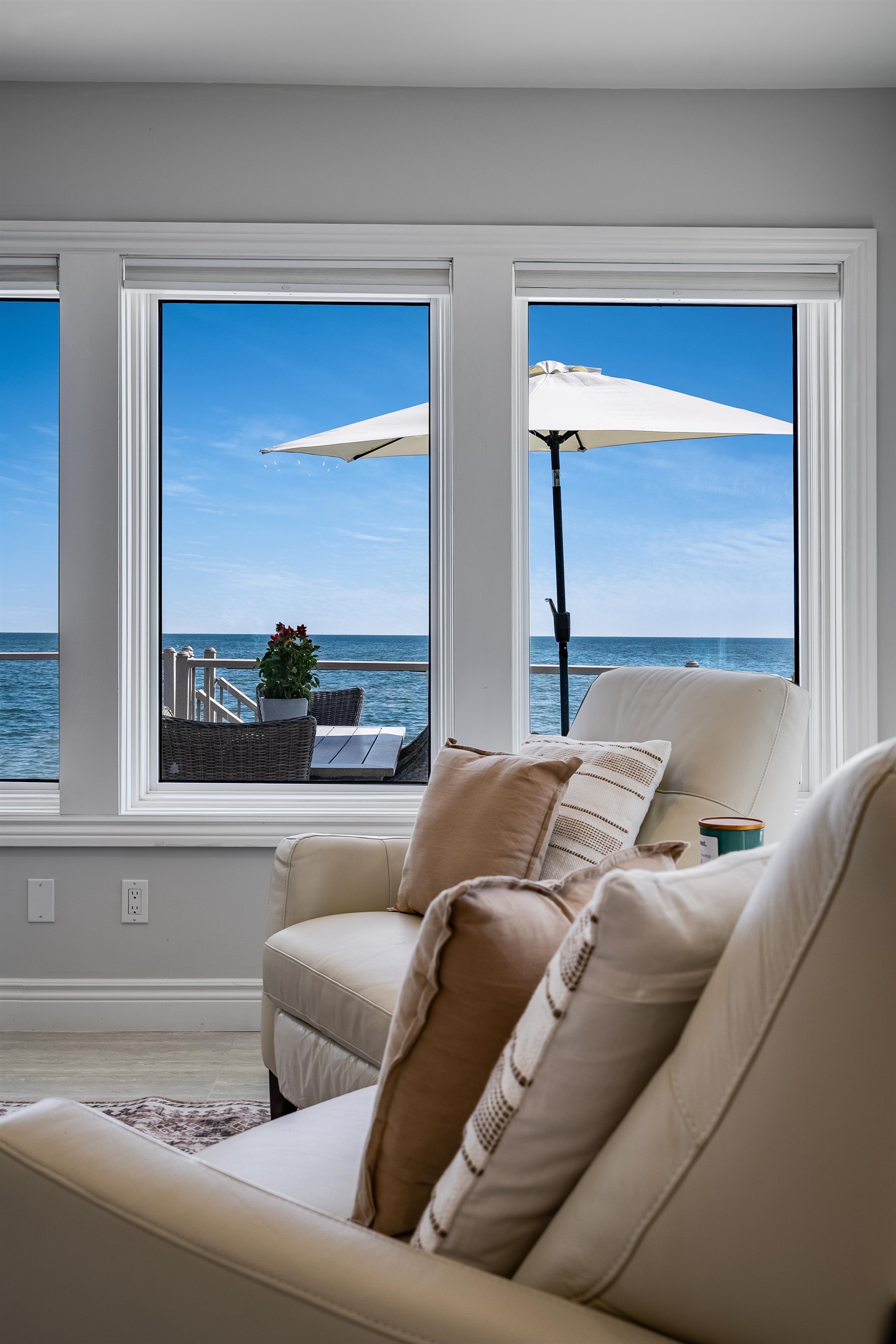 A lounge where daylight lingers.