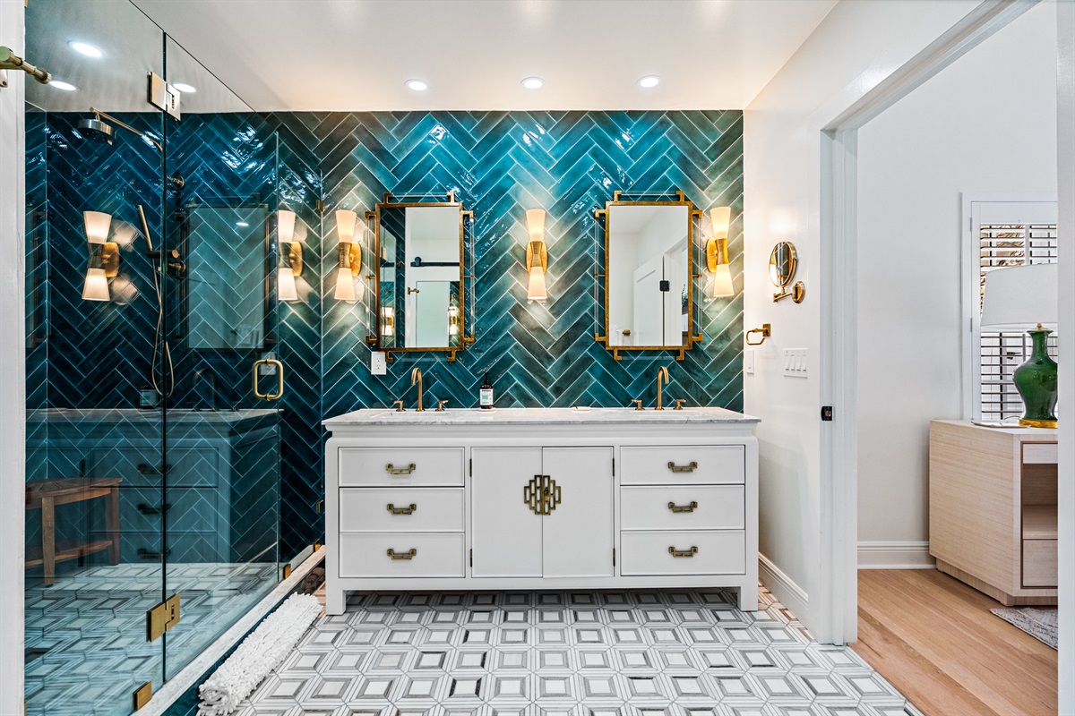 Bright vanity space, perfect for getting ready for a night out.droom