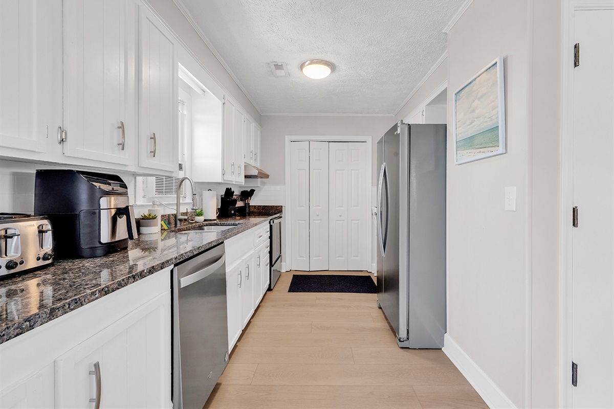 Fully stocked kitchen!