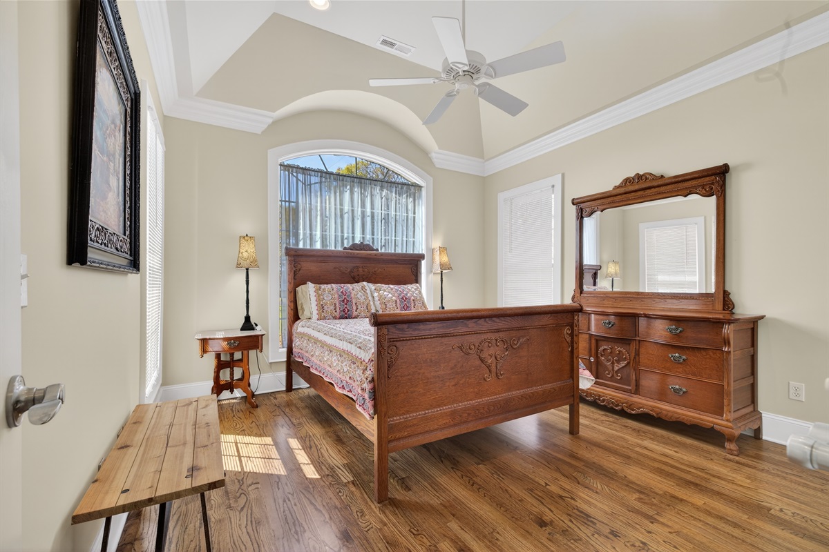 2nd bedroom front of house 