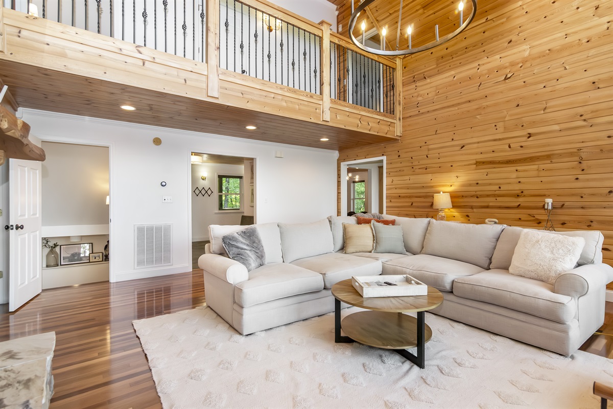 Cozy living room w/ ample seating 