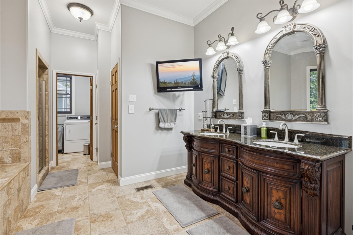 Bathroom 1 (access from master bedroom)