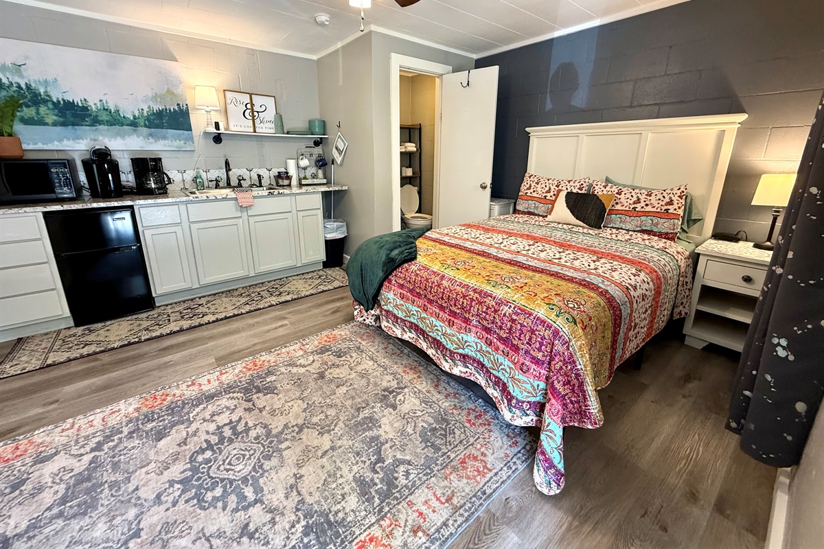 Creek side family unit. Queen bed room.