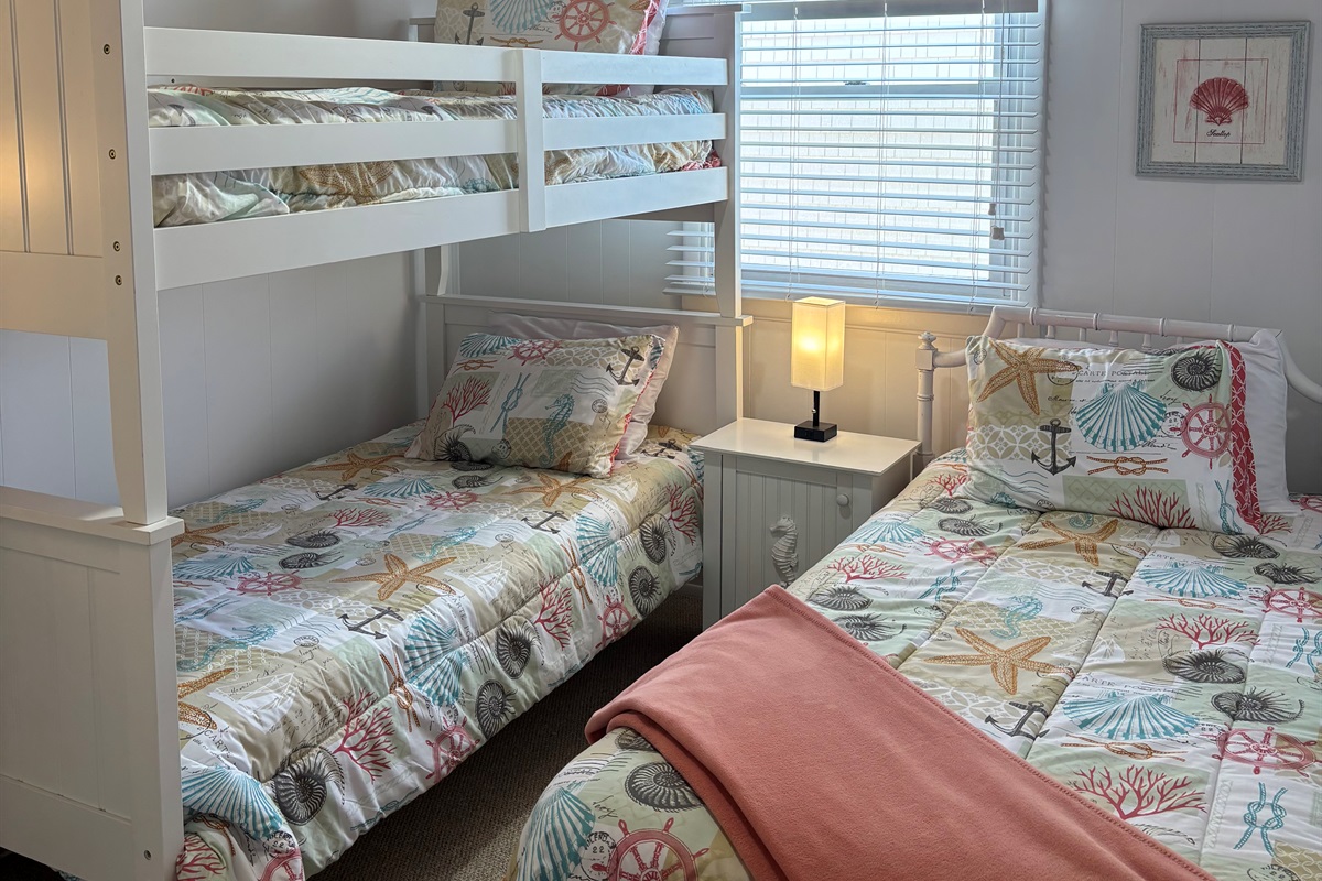 Bedroom 3, Twin bed and bunks