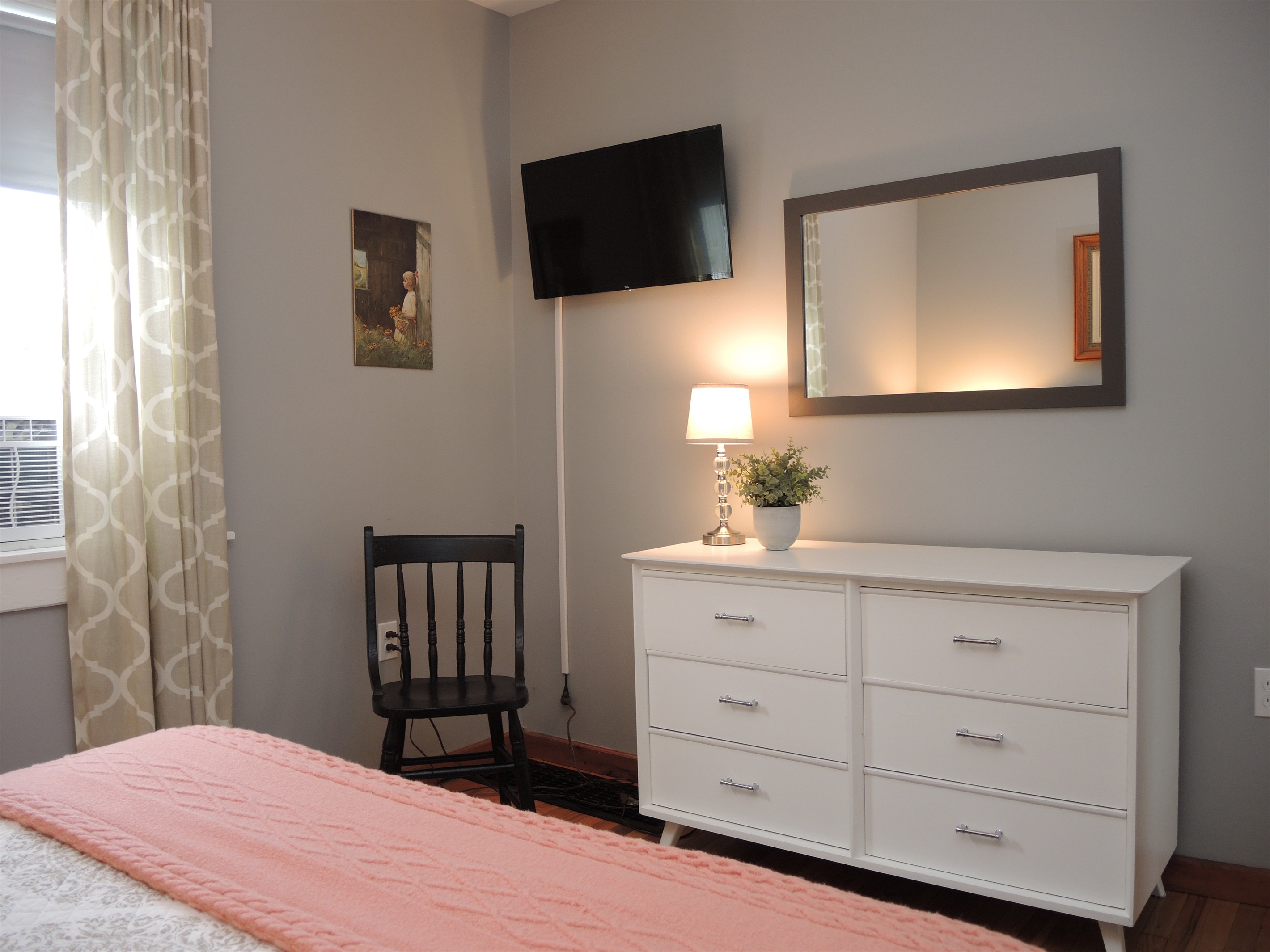 1st floor Queen bedroom
