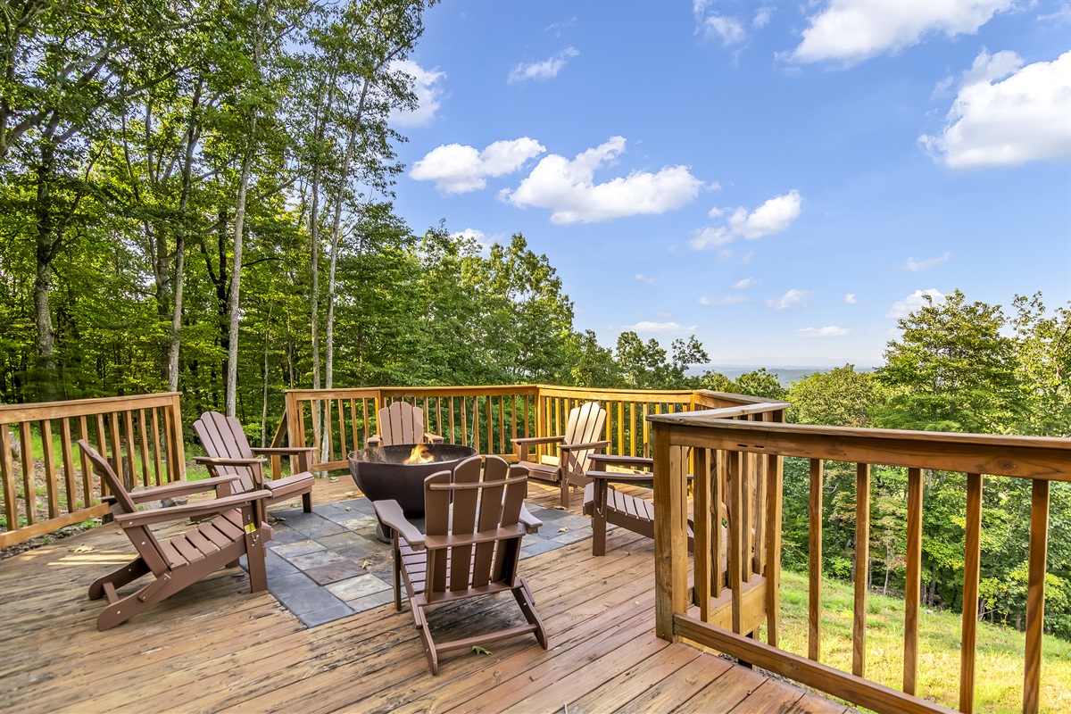 Fire pit area with 6 chairs 