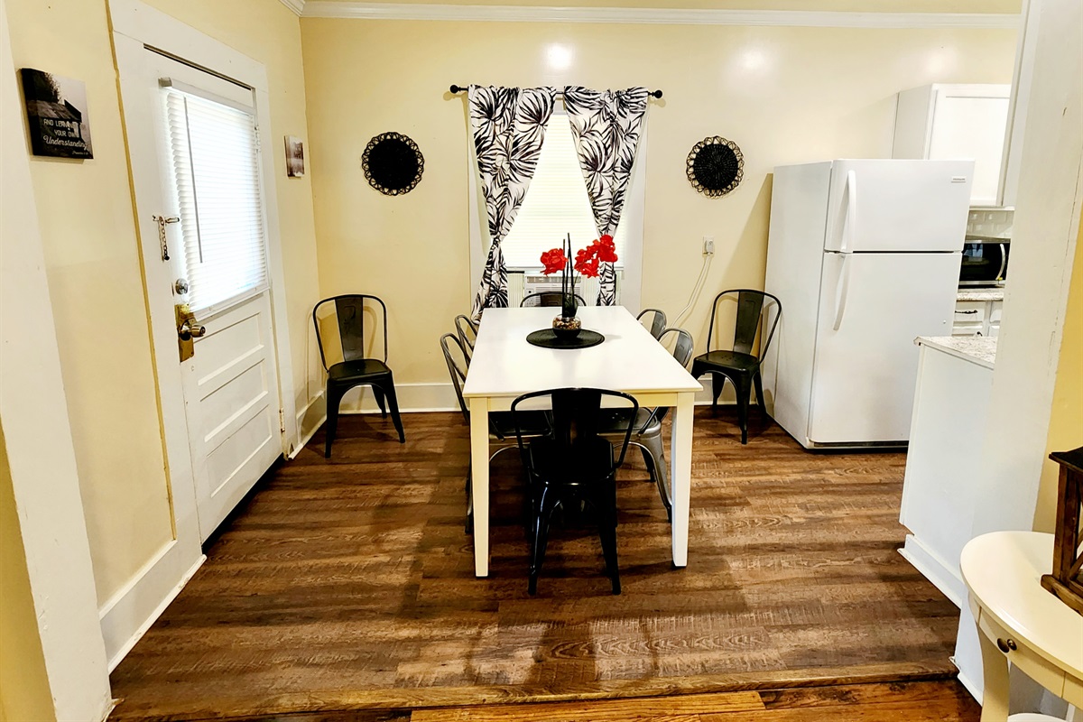 dining area/kitchen