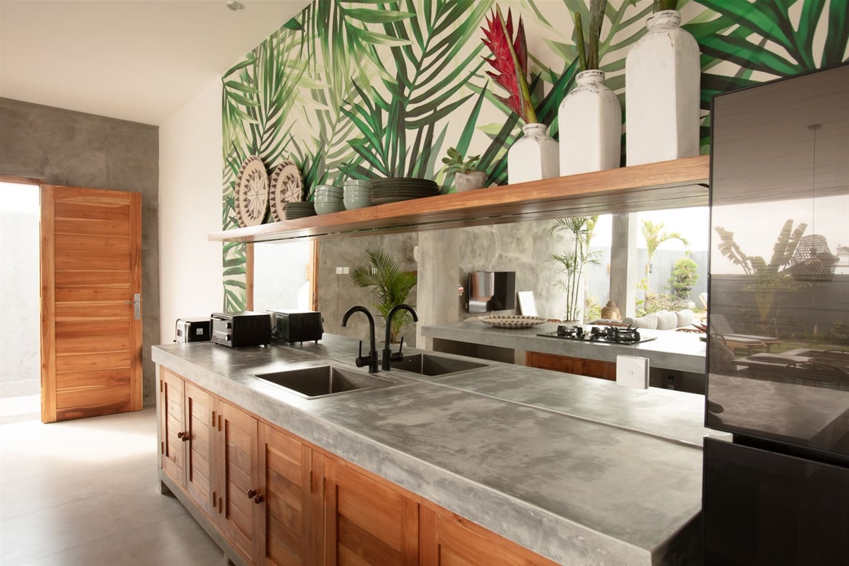 A spacious kitchen, perfectly equipped, staying true to Balinese tradition, gracefully opening onto the garden.