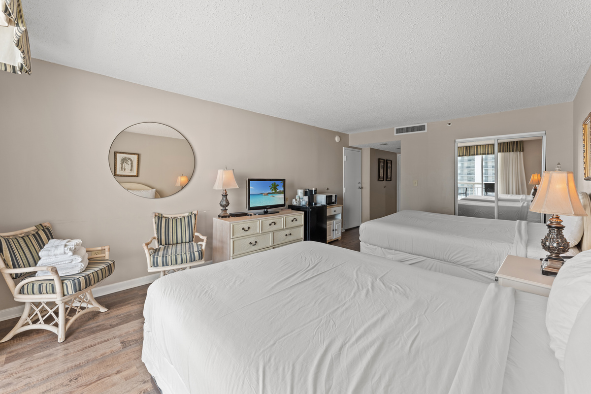Bedroom (studio) with 2 queen beds, kitchenette and private balcony access
