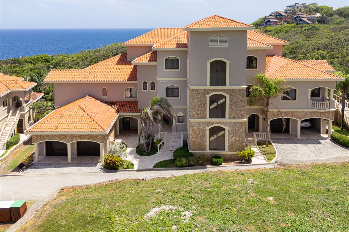 Direct access to ground floor 2/2.5 condo with (2) primary bedrooms with en-suite bathrooms and dual vanities