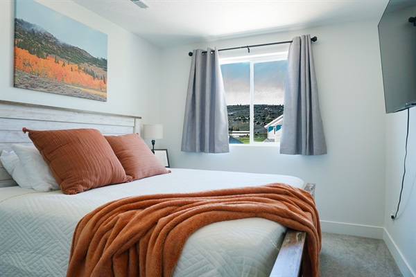 Bedroom 4: King bed