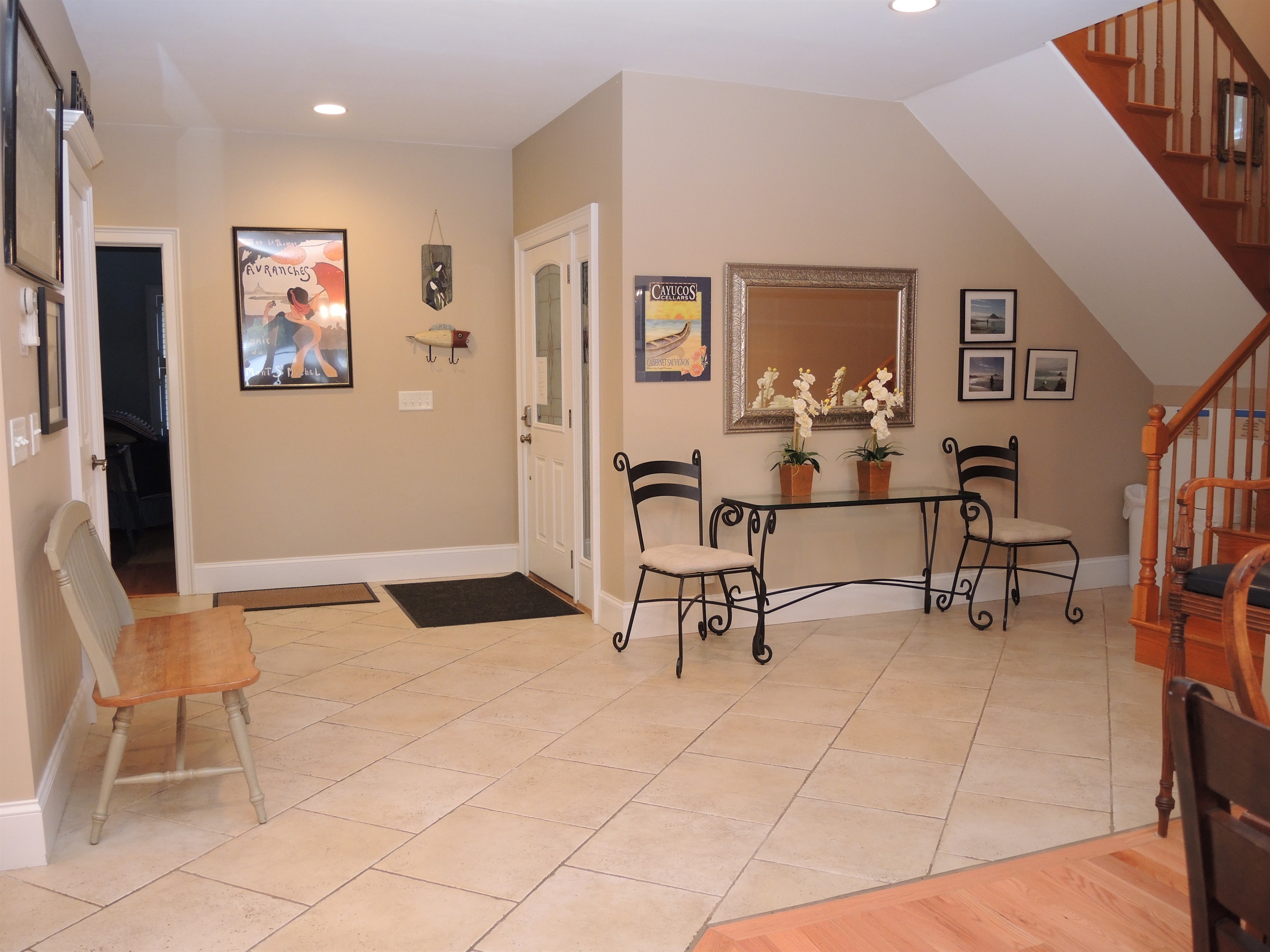 Spacious entry foyer gives room when you bring in all that luggage.