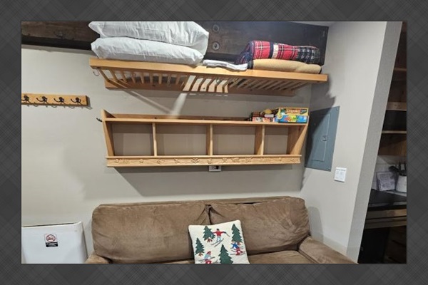 Sofa/Extra linens, blankets & pillows